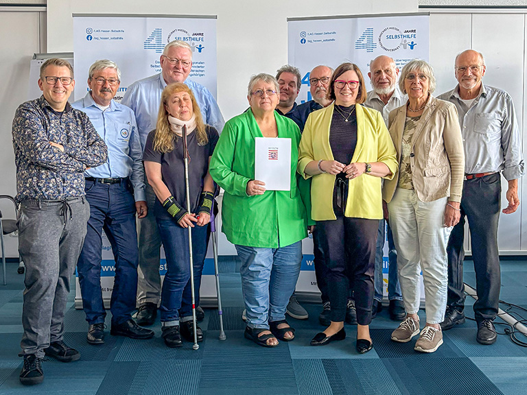 Gruppenbild der Teilnehmer beim Treffen mit Staatssekretärin Manuela Strube
